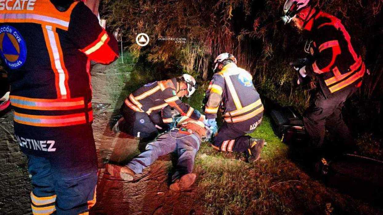 Atienden volcadura en carretera estatal 500; conductor presenta lesiones leves. Foto: Facebook/Protección Civil El Marqués.