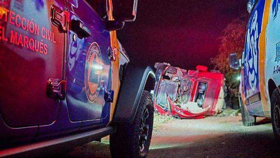 Atienden volcadura en carretera estatal 500; conductor presenta lesiones leves. Foto: Facebook/Protección Civil El Marqués.