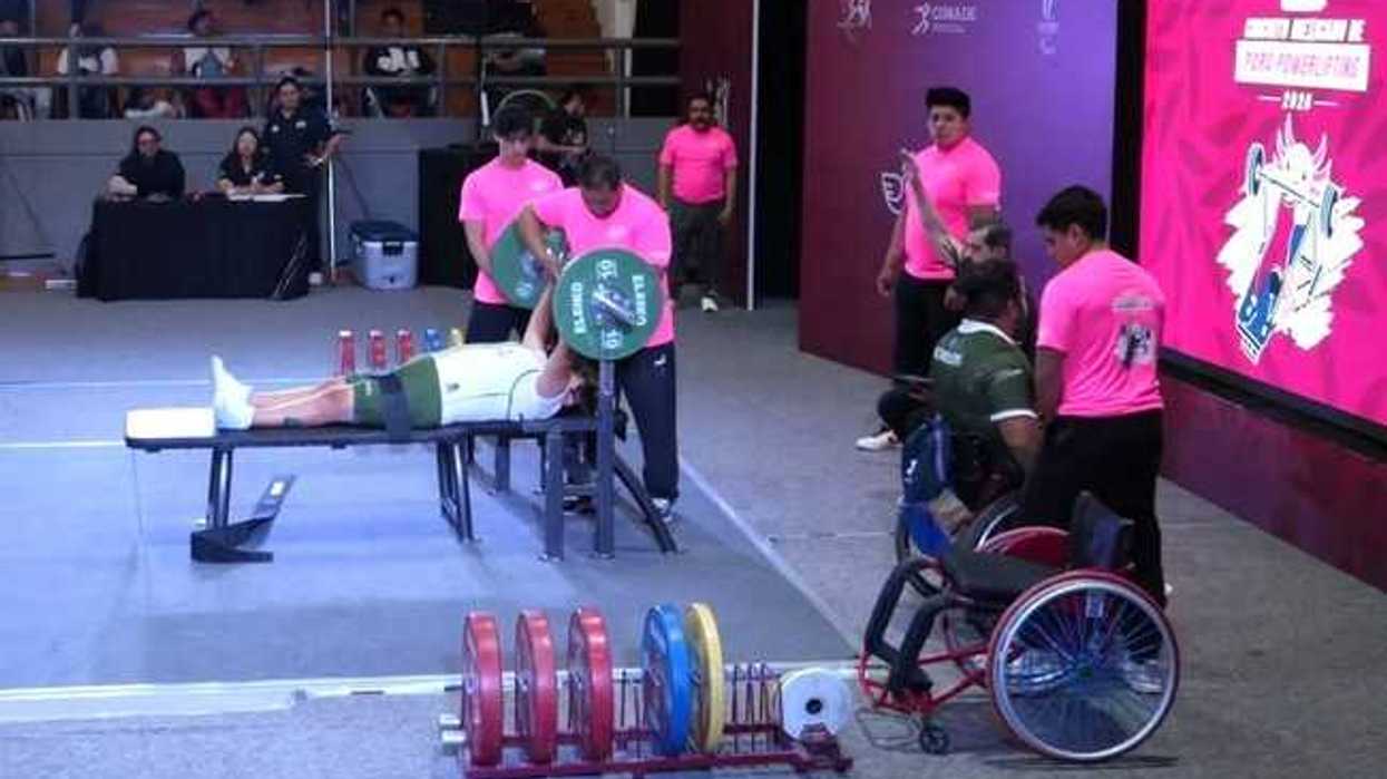 Atleta compite en la banca de para powerlifting en el CEPAMEX durante el Circuito Mexicano de Para Powerlifting 2026, con jueces asistiendo el levantamiento.
