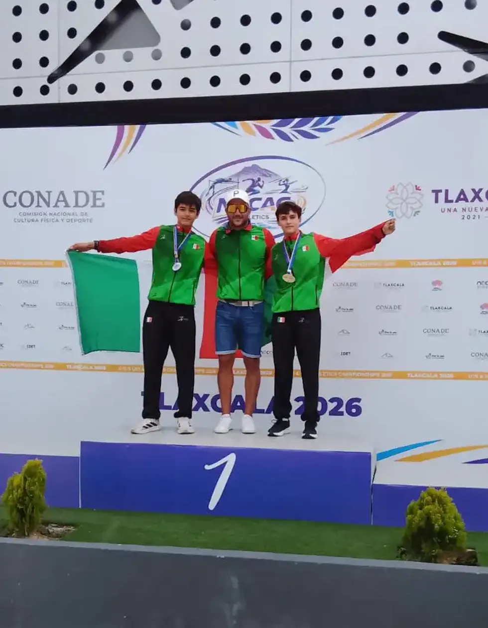 Atletas de salto con garrocha con medallas junto a su entrenador en el NACAC 2026
