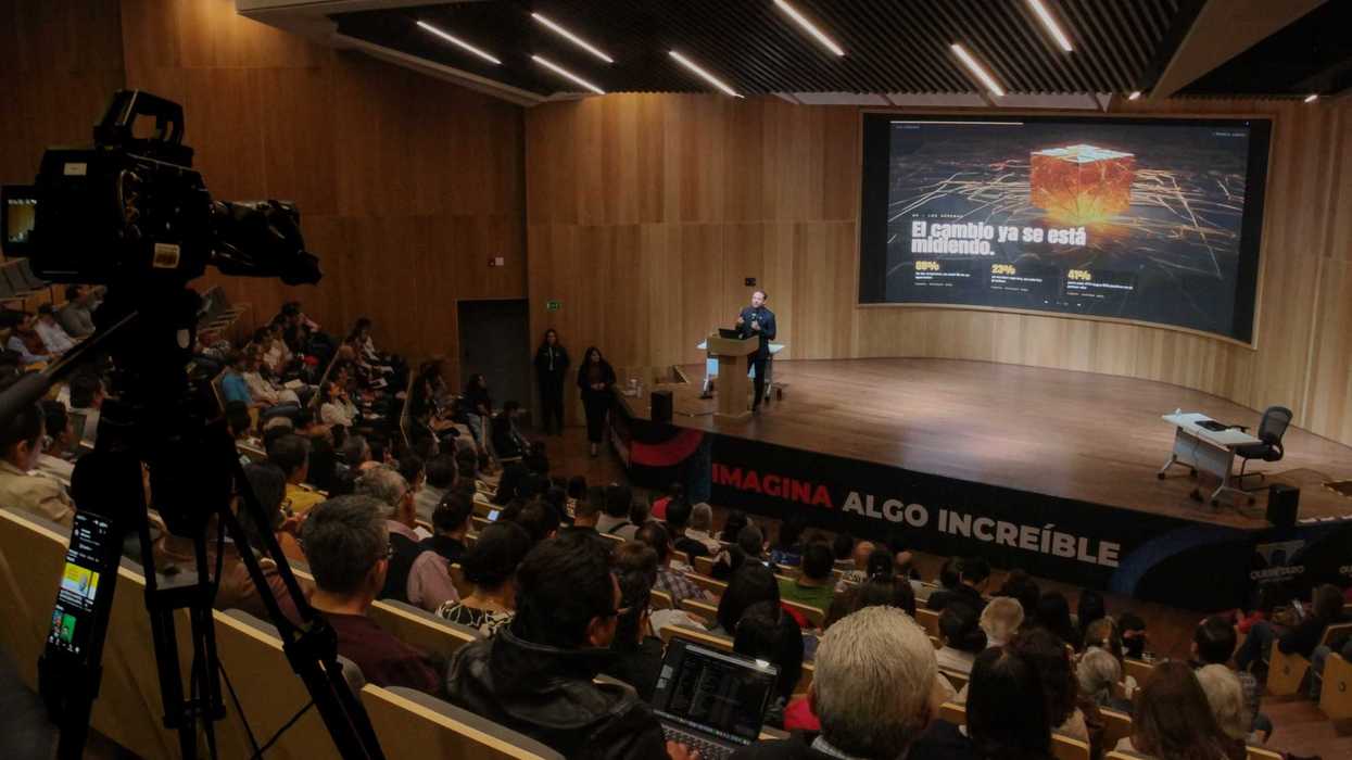Auditorio de BLOQUE lleno de asistentes durante una conferencia, con un ponente en el podio, en Querétaro