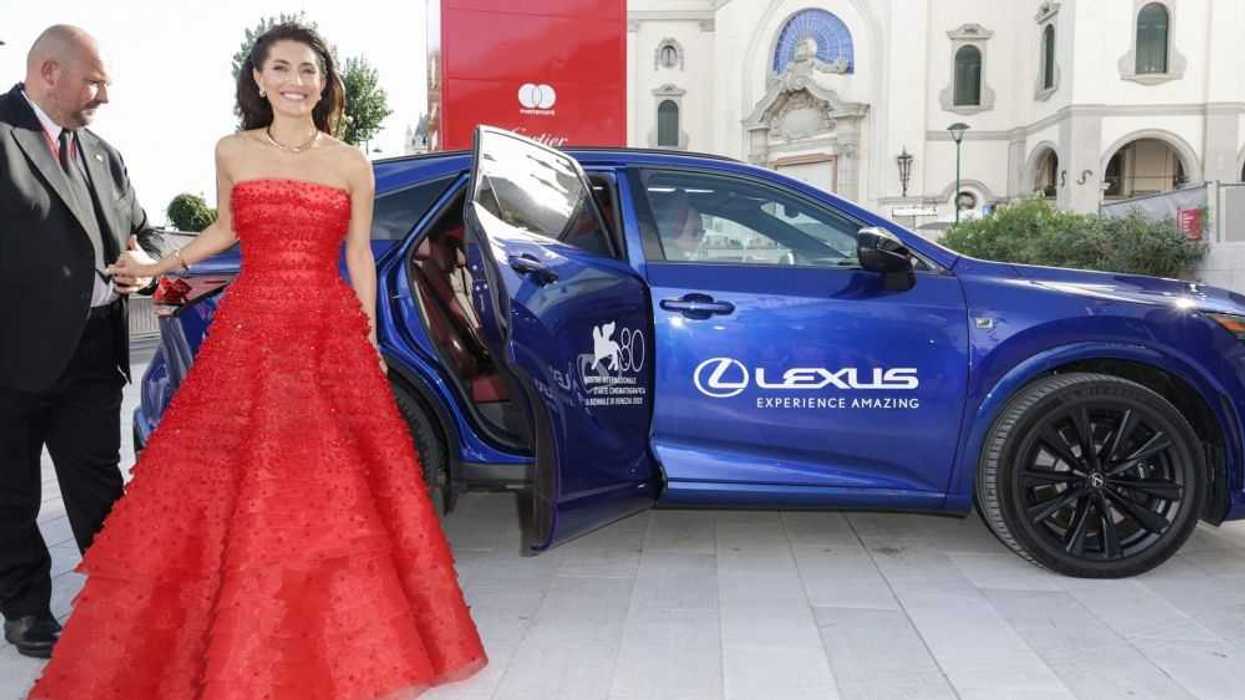 Augusto Pinochet y Salvador Dalí: del Cadillac y el Mercedes al Lexus LBX híbrido. EFE/LEXUS.