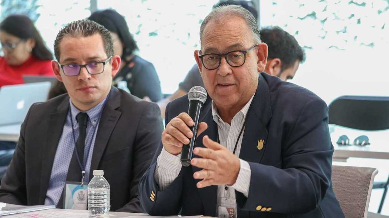 Aulas de escuela primaria en Querétaro con bandera mexicana y patio cívico, contexto educación básica