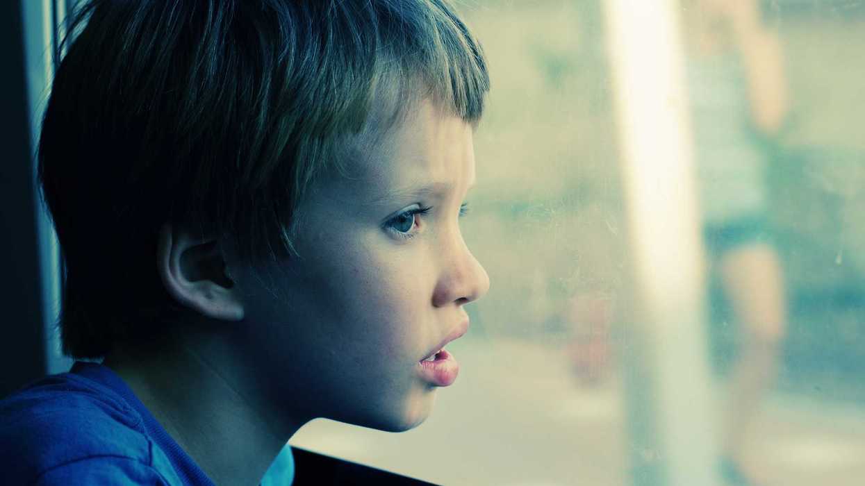 Autismo Querétaro: niño dentro del espectro autista en sesión de terapia con especialista en neurodiversidad