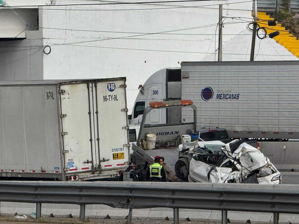 Auto compacto quedó prensado entre dos tráileres en la autopista México-Querétaro.
