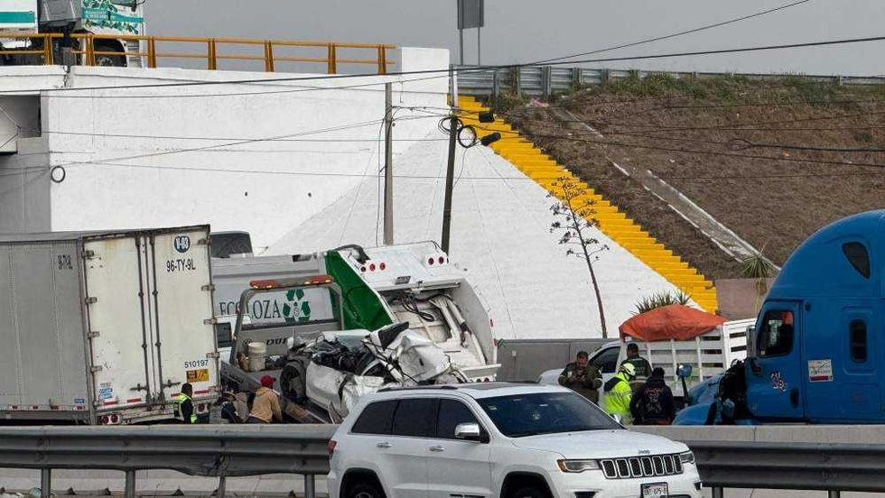 Auto compacto quedó prensado entre dos tráileres en la autopista México-Querétaro.