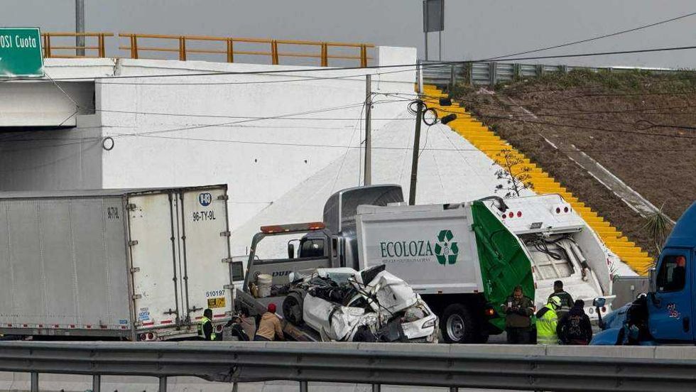 Auto compacto quedó prensado entre dos tráileres en la autopista México-Querétaro.