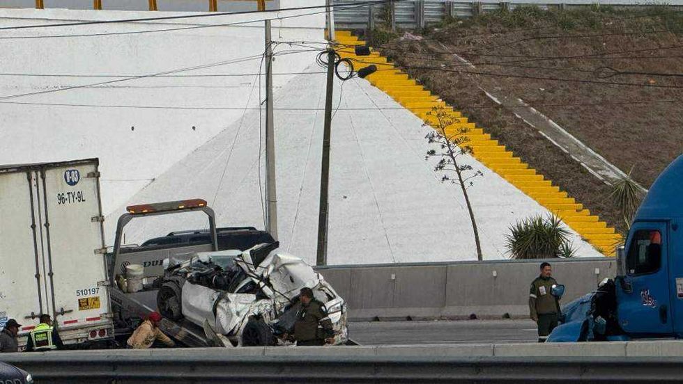 Auto compacto quedó prensado entre dos tráileres en la autopista México-Querétaro.
