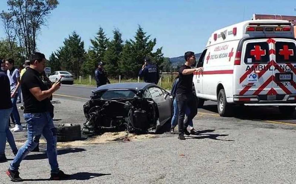 auto lamborghini queda partido en dos tras choque en el estado de mexico 5