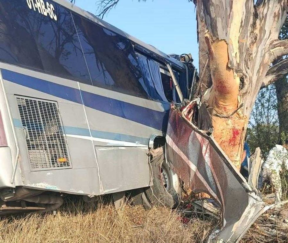 Autob\u00fas de la l\u00ednea Amealcenses destrozado tras chocar contra un \u00e1rbol en la carretera 300 rumbo a Amealco