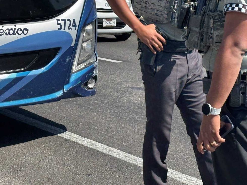 Autob\u00fas de \u00d3mnibus de M\u00e9xico frente al autom\u00f3vil da\u00f1ado en la autopista M\u00e9xico-Quer\u00e9taro
