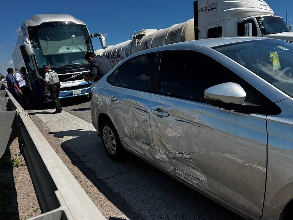Autob\u00fas de \u00d3mnibus de M\u00e9xico y autom\u00f3vil Volkswagen detenidos tras choque en autopista Quer\u00e9taro-CDMX