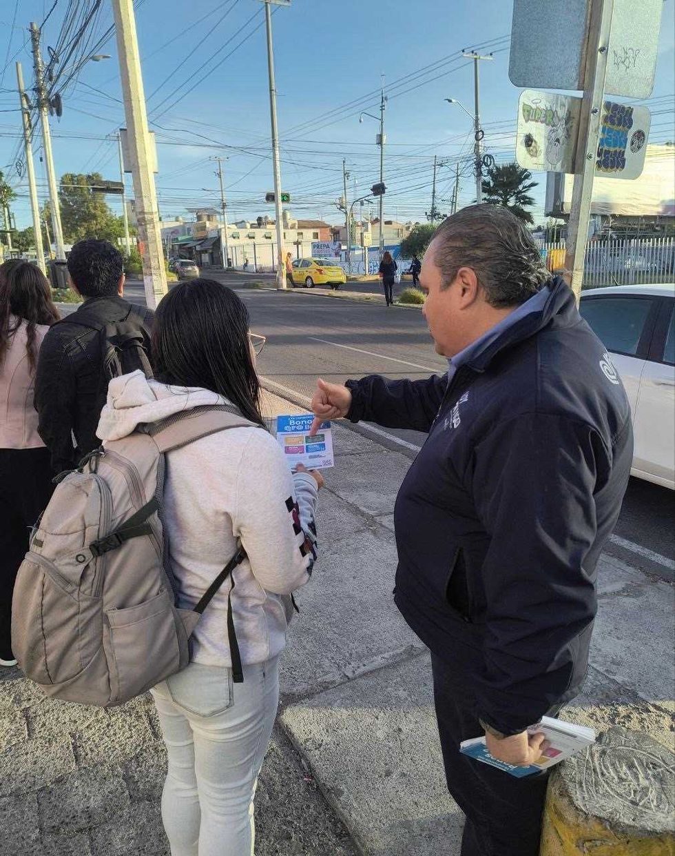 Autob\u00fas del sistema Qrobus circula por avenida de Quer\u00e9taro durante operaci\u00f3n en Semana Santa 2026