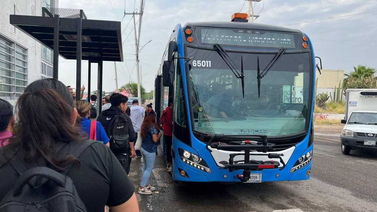 Autobús de la ruta C51 del sistema Qrobus circulando en la zona metropolitana de Querétaro con pasajeros a bordo.