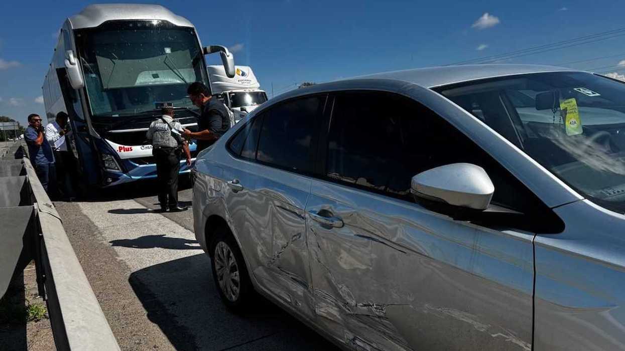 Autobús de Ómnibus de México y automóvil Volkswagen detenidos tras choque en autopista Querétaro-CDMX