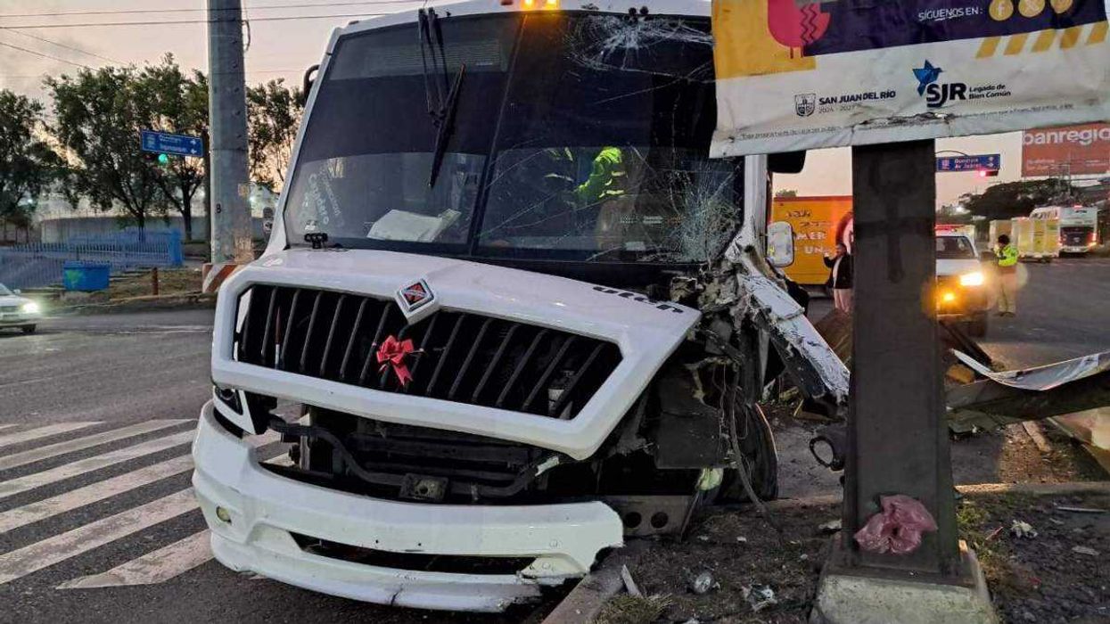 Autobús de personal se estrella contra semáforo en San Juan del Río; 8 heridos.