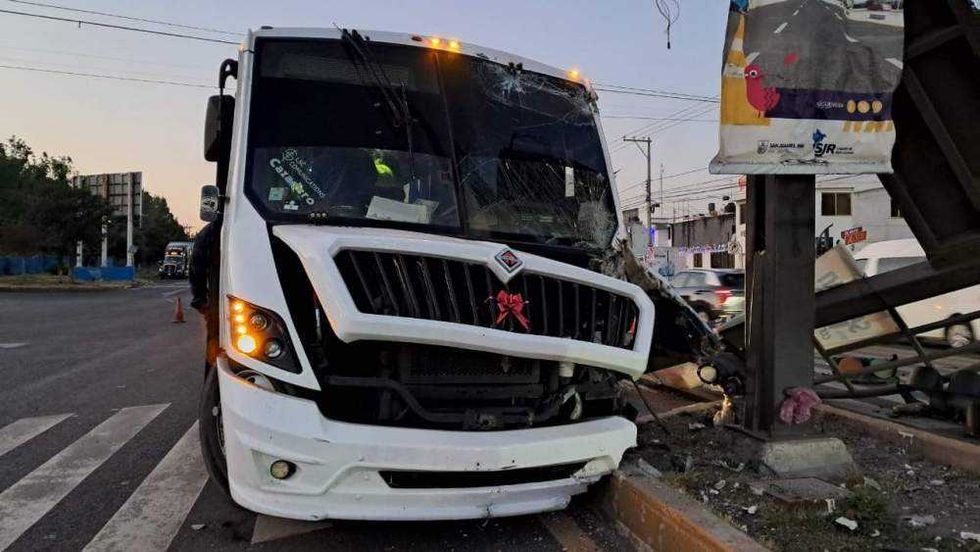 Autobús de personal se estrella contra semáforo en San Juan del Río; 8 heridos.