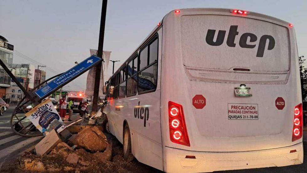 Autobús de personal se estrella contra semáforo en San Juan del Río; 8 heridos.