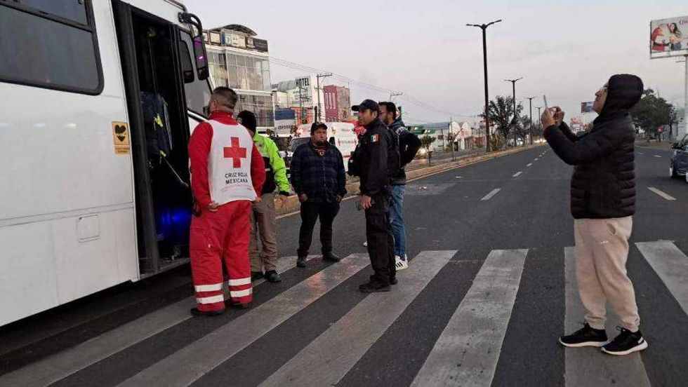 Autobús de personal se estrella contra semáforo en San Juan del Río; 8 heridos.