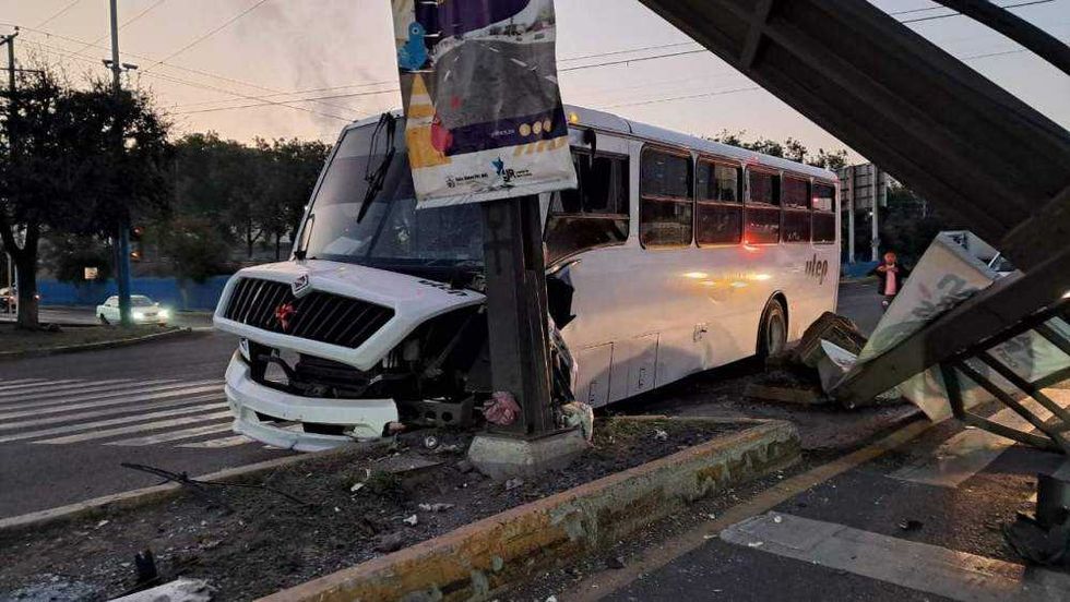 Autobús de personal se estrella contra semáforo en San Juan del Río; 8 heridos.