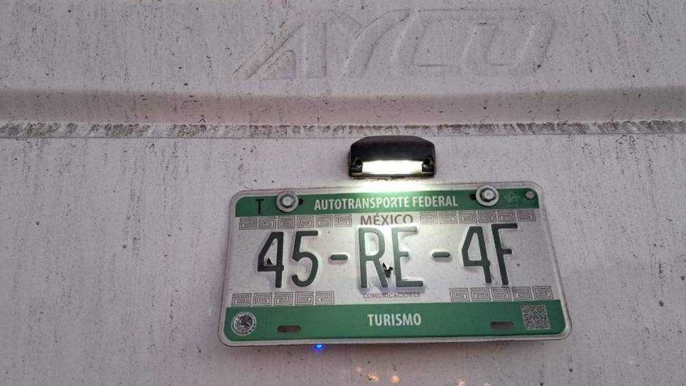 Autobús de personal se estrella contra semáforo en San Juan del Río; 8 heridos.