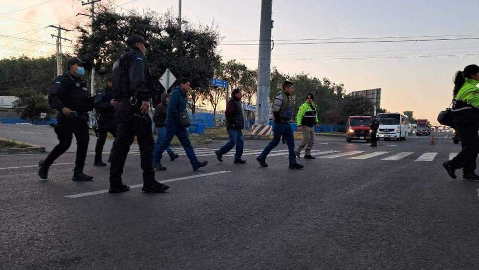 Autobús de personal se estrella contra semáforo en San Juan del Río; 8 heridos.