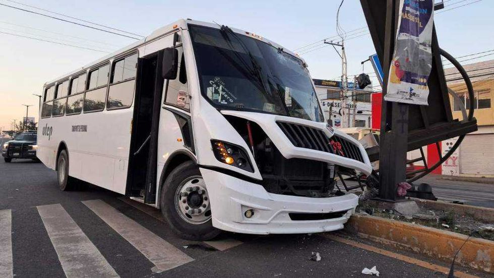 Autobús de personal se estrella contra semáforo en San Juan del Río; 8 heridos.