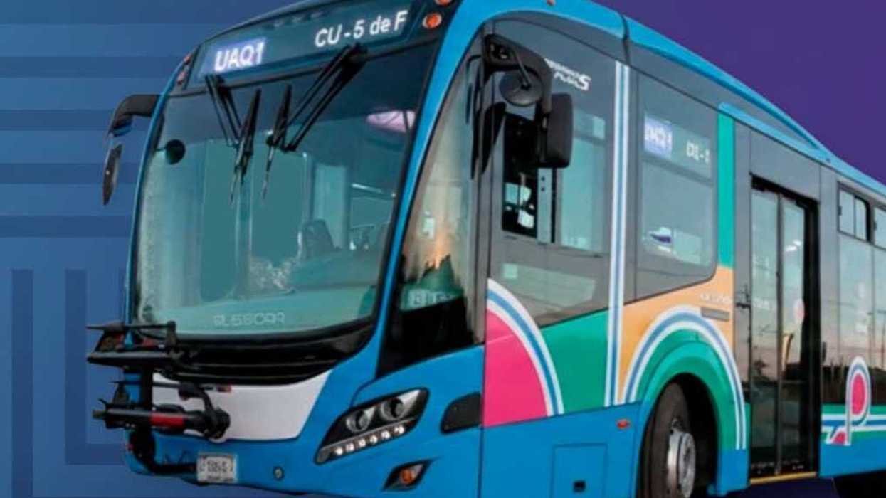 Autobús de QroBús azul con franjas de colores, letrero UAQ1 en el parabrisas y fondo azul con líneas geométricas