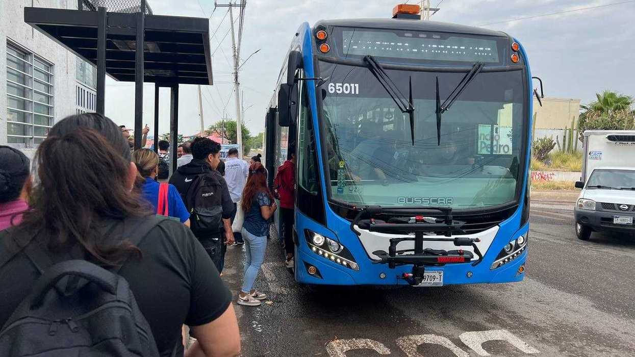 Autobús del sistema Qrobus circulando por una avenida de Querétaro durante operación regular del servicio.