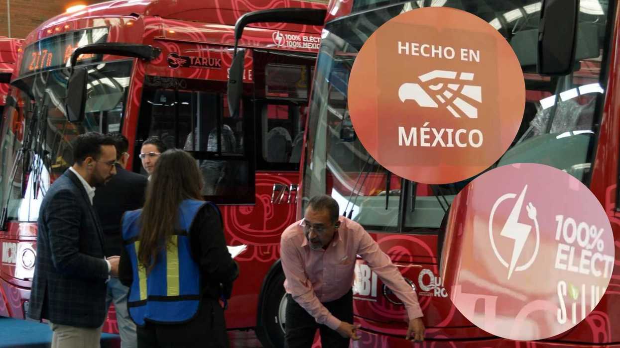 Autobús eléctrico Taruk de líneas modernas detenido en una parada del transporte público en una calle de Chetumal.