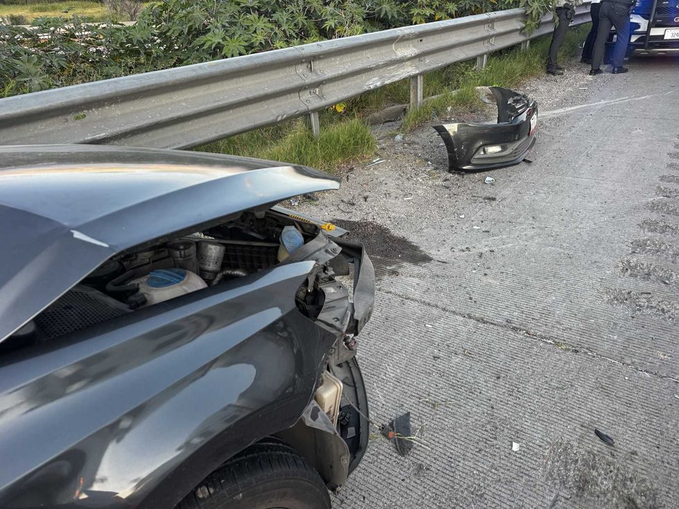 Autom\u00f3vil con la parte frontal destrozada tras accidente en la autopista M\u00e9xico-Quer\u00e9taro, kil\u00f3metro 161.5.