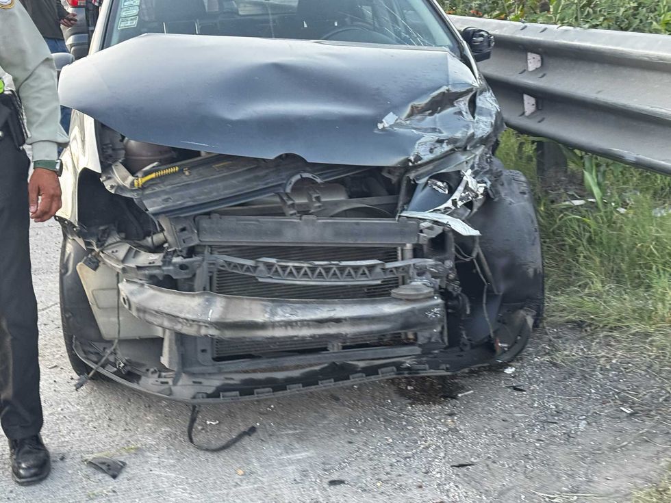 Autom\u00f3vil con la parte frontal destrozada tras accidente en la autopista M\u00e9xico-Quer\u00e9taro, kil\u00f3metro 161.5.