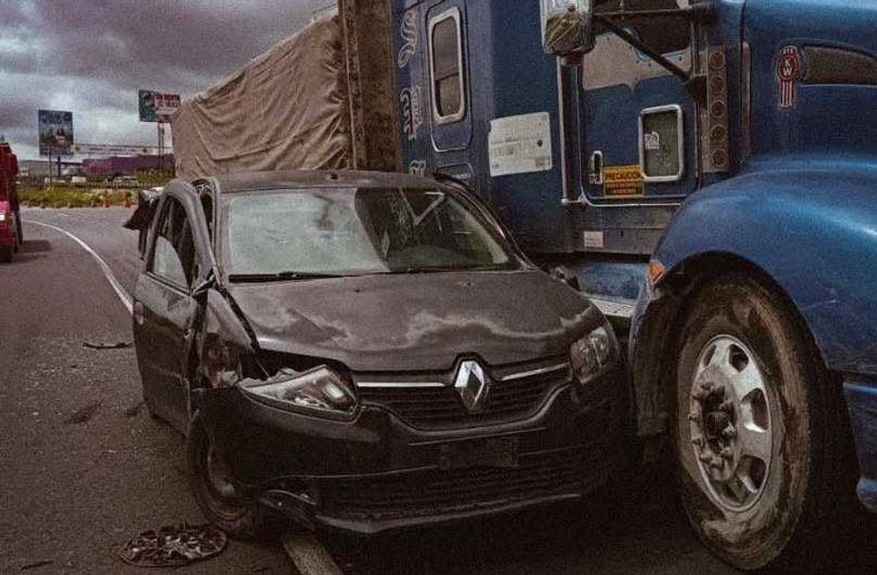 Autom\u00f3vil Renault impactado contra la cabina de un tr\u00e1iler sobre la autopista 57