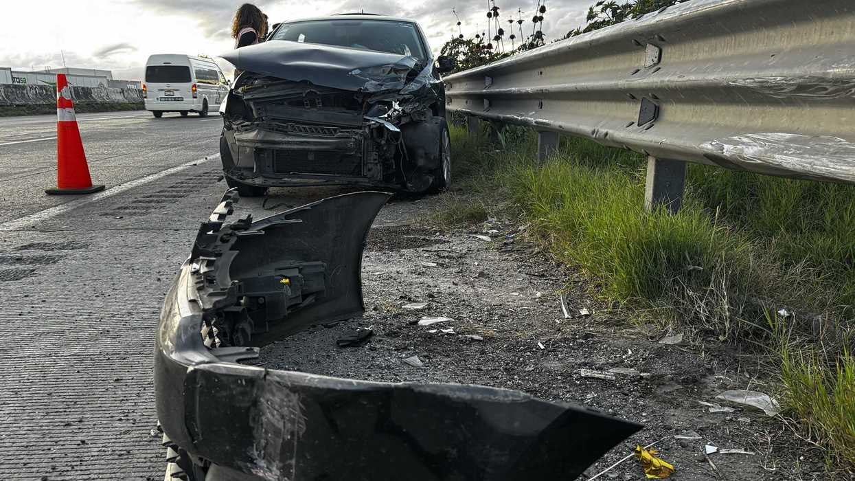 Automóvil con la parte frontal destrozada tras accidente en la autopista México-Querétaro, kilómetro 161.5.