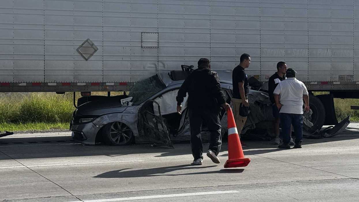 Automóvil gris incrustado bajo la caja de un tráiler en la autopista México-Querétaro, San Juan del Río