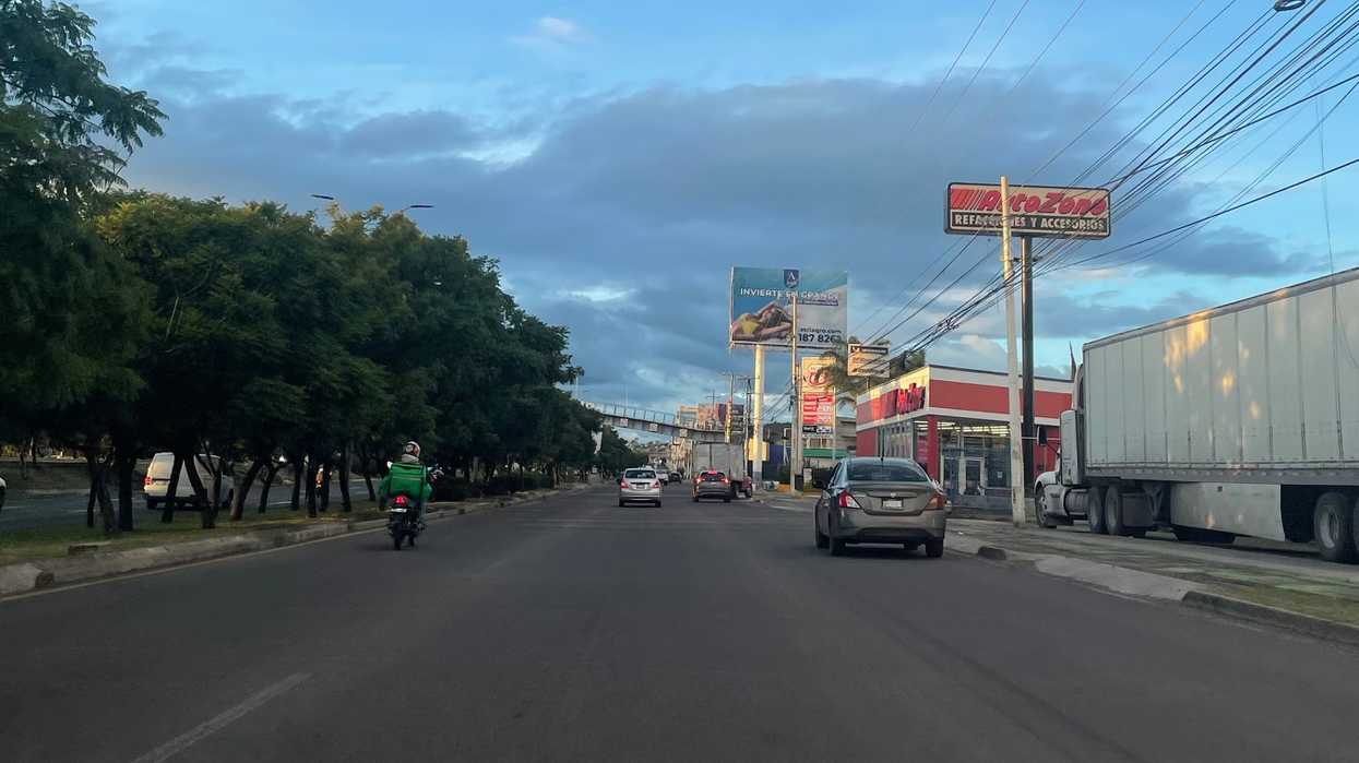 Automovilista realiza el pago del refrendo vehicular Querétaro 2026 desde la aplicación APPQRO en su teléfono móvil