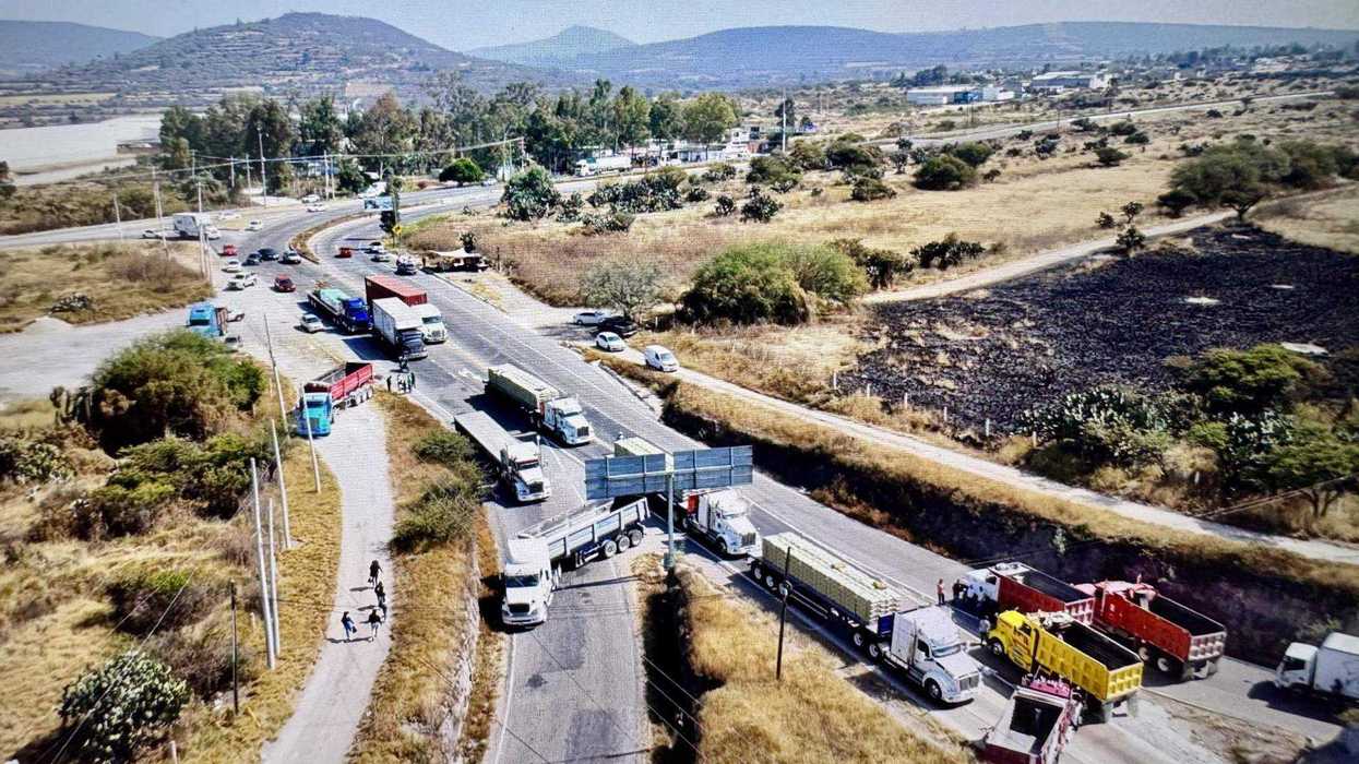 Autopista México-Querétaro vacía sin circulación vehicular debido a megabloqueo de transportistas y campesinos en caseta Palmillas.