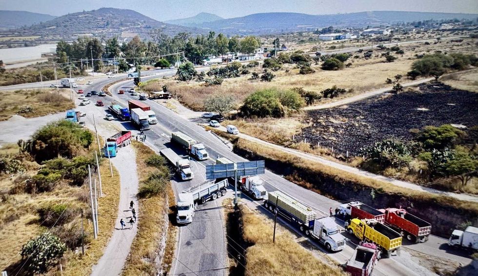Autopista México-Querétaro vacía sin circulación vehicular debido a megabloqueo de transportistas y campesinos en caseta Palmillas.