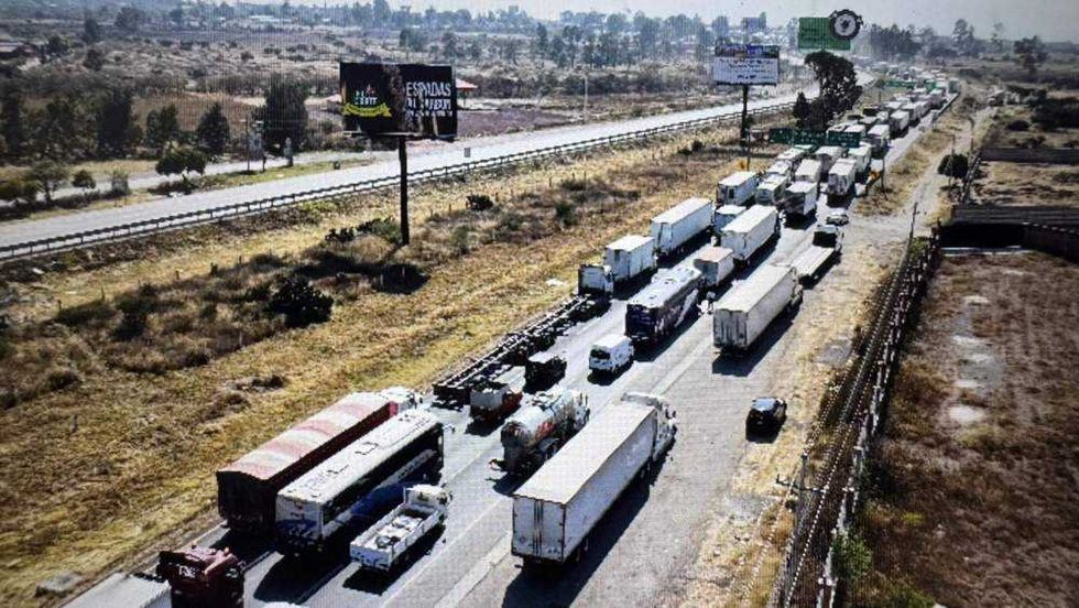Autopista México-Querétaro vacía sin circulación vehicular debido a megabloqueo de transportistas y campesinos en caseta Palmillas.