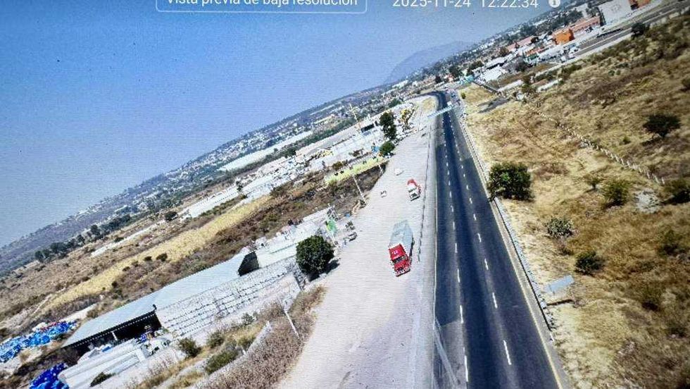 Autopista México-Querétaro vacía sin circulación vehicular debido a megabloqueo de transportistas y campesinos en caseta Palmillas.