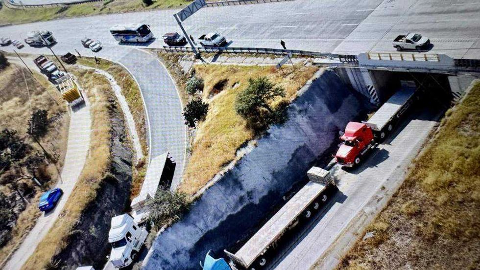 Autopista México-Querétaro vacía sin circulación vehicular debido a megabloqueo de transportistas y campesinos en caseta Palmillas.