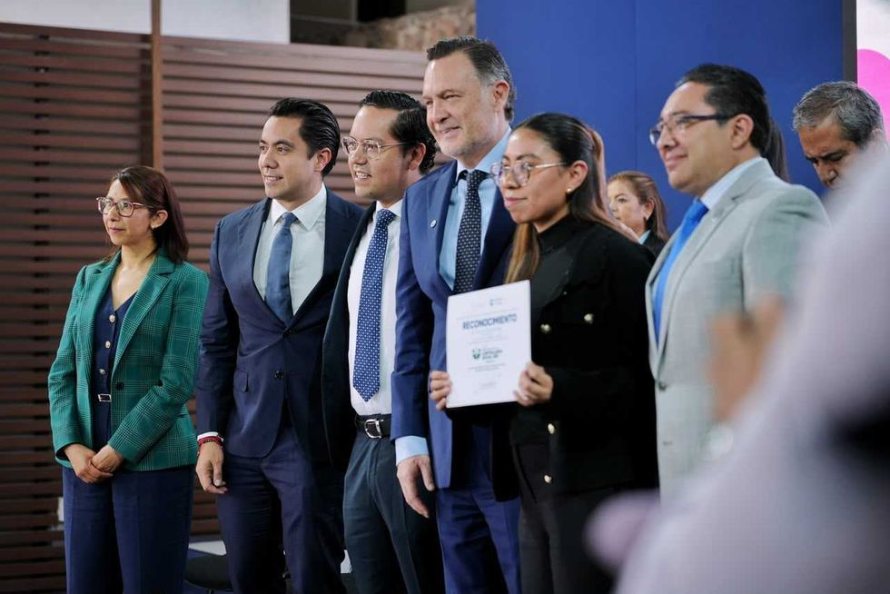 Autoridades acompa\u00f1an a una persona reconocida durante el Premio Nacional de Contralor\u00eda Social 2026 en Quer\u00e9taro.