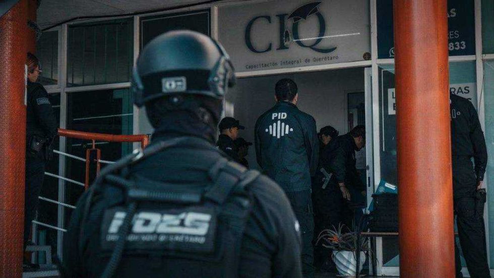 Autoridades aseguraron certificados, documentación y equipo de cómputo en el inmueble cateado.