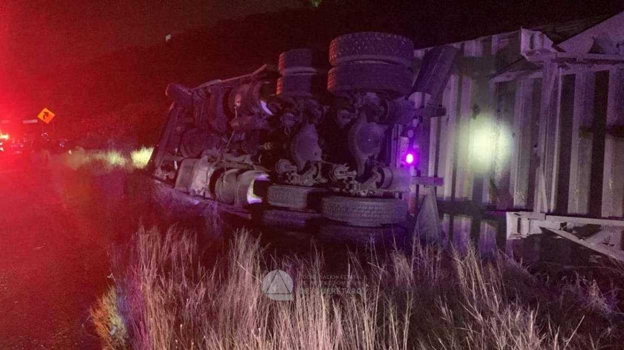 Autoridades atienden volcadura de tráiler en el Libramiento Norponiente. Foto: PC Estatal Querétaro.