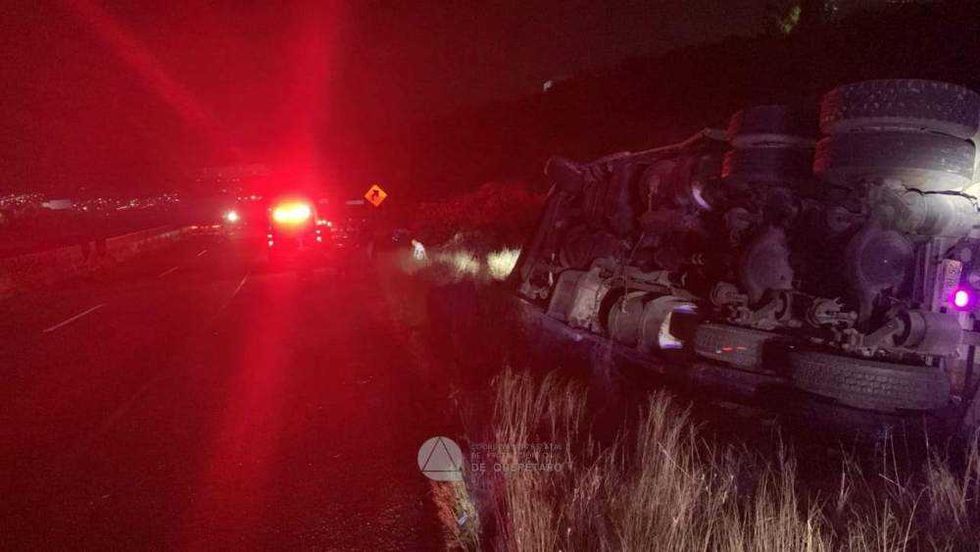 Autoridades atienden volcadura de tráiler en el Libramiento Norponiente. Foto: PC Estatal Querétaro.