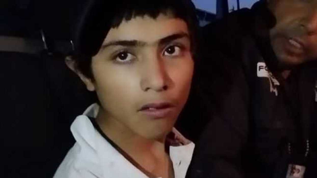 Autoridades buscan a familiares de joven desorientado encontrado en Palos Altos, Michoacán.