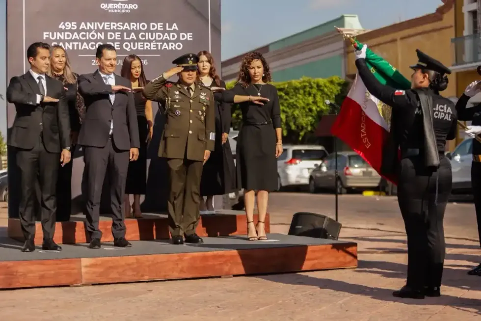 Autoridades civiles y militar rinden honores a la bandera durante el 495 aniversario de la fundaci\u00f3n de Santiago de Quer\u00e9taro