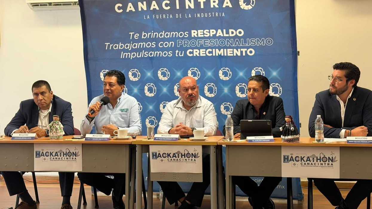Autoridades de Canacintra y la UAQ presentan la convocatoria del segundo Hackatón de San Juan del Río, Querétaro.