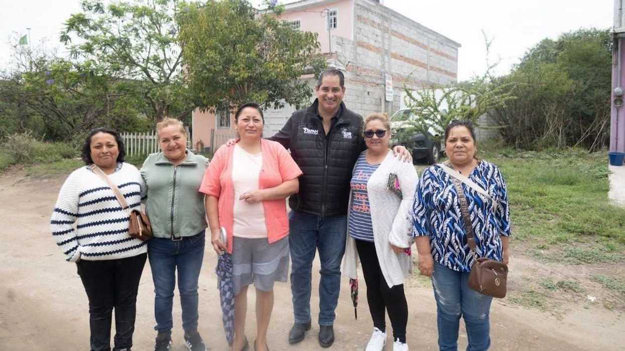 Autoridades de JAPAM y CONAGUA durante la entrega de drenaje sanitario en la calle Nogales de Jardines de Banthí.