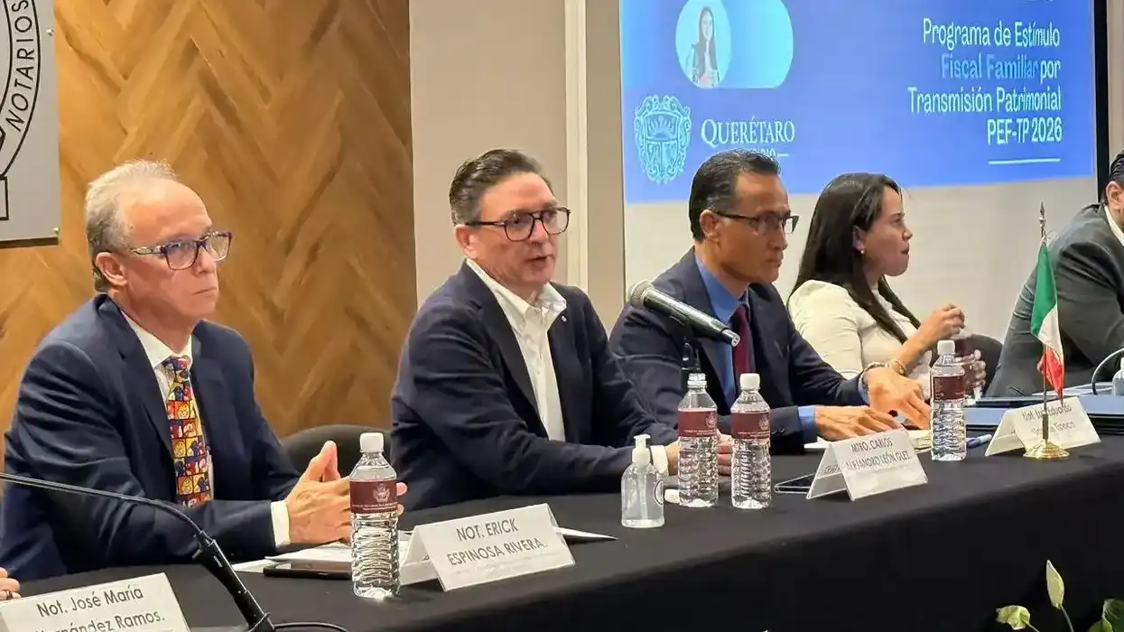 Autoridades de la Secretaría de Finanzas municipal durante la explicación del estímulo fiscal en Querétaro